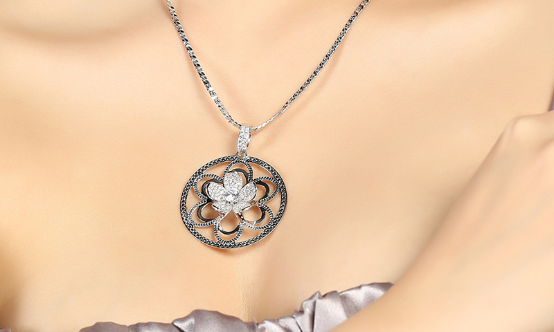 D&acirc;y chuyền biểu tượng h&igrave;nh hoa nhiều lớp tạo điểm nhấn mới lạ, ấn tượng